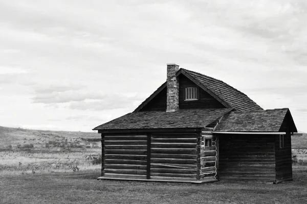 Immagine Bianco Nero Una Vecchia Casa Tronchi Abbandonata Sulle Praterie — Foto Stock