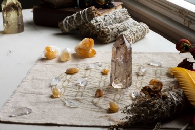 Büyük sitrin kristalinin yakın plan bir kumaş üzerindeki resmi kutsal geometri kullanarak kendini iyileştirme işlemini başlatır..