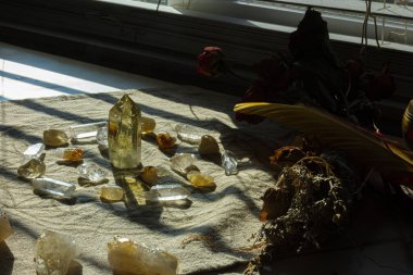 Şifalı beyaz adaçayı lekesi çubuğu ve kutsal leke tüyü olan kristal ızgara..