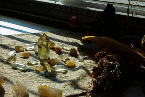 Şifalı beyaz adaçayı lekesi çubuğu ve kutsal leke tüyü olan kristal ızgara..