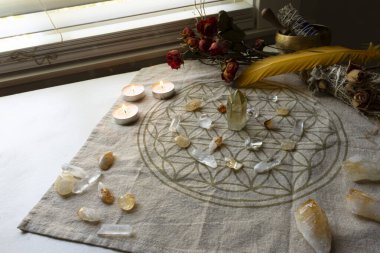 Citrine kristalleri olan kristal bir şifa ızgarasının üst görüntüsü. Şebeke zenginlik ve refah için kullanılır..