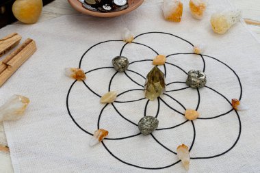 Citrine kristalleri olan kristal bir şifa ızgarasının üst görüntüsü. Şebeke zenginlik ve refah için kullanılır..