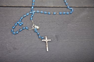 Koyu siyah ahşap arka plan üzerinde tespih