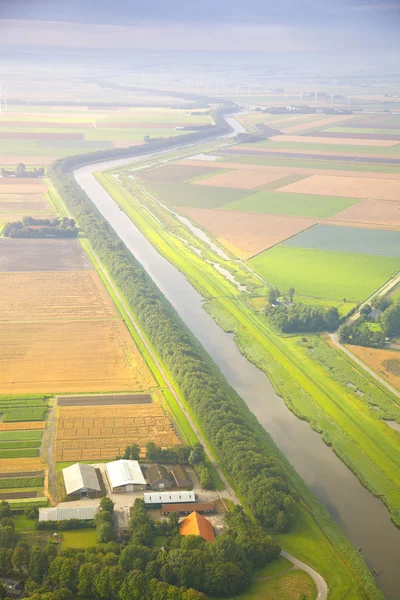 Hollands landschap met rechte canal van bovenaf — Stockfoto