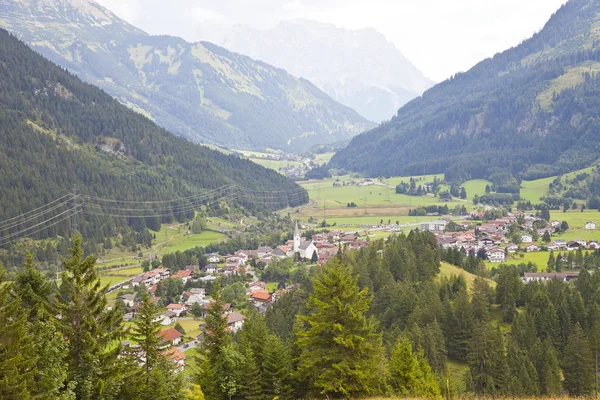 在小村庄 Tirol，奥地利，欧洲 Bichlbach 查看 — 图库照片
