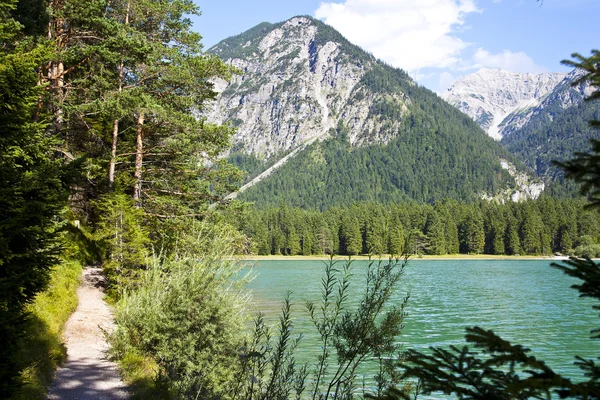 Θέα στην όμορφη λίμνη Heiterwangersee στην Αυστρία, Ευρώπη — Φωτογραφία Αρχείου