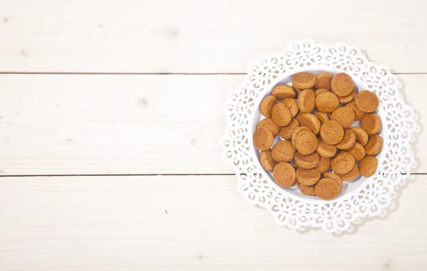 Традиционный голландский сладкий перец на белой тарелке на белом деревянном фоне — стоковое фото
