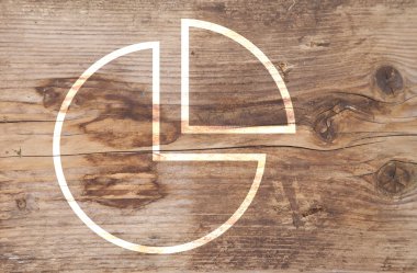 Pasta grafik kahverengi ahşap zemin üzerinde gösterimi