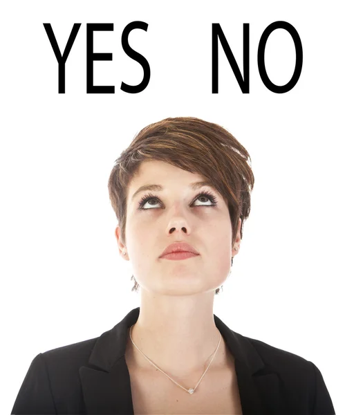 genç bir kadın beyaz zemin üzerine izole seçimler yapma