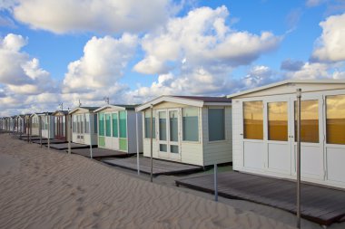 Hollanda beach üzerinde üst üste birkaç beachhouses