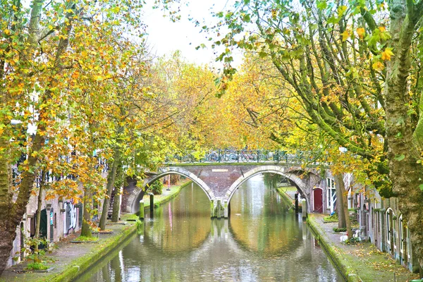 Blick auf historischen Kanal in Utrecht, Niederlande — Stockfoto