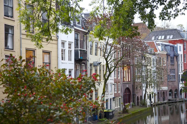 Pohled na domy u vodního kanálu v Utrecht, Nizozemsko — Stock fotografie