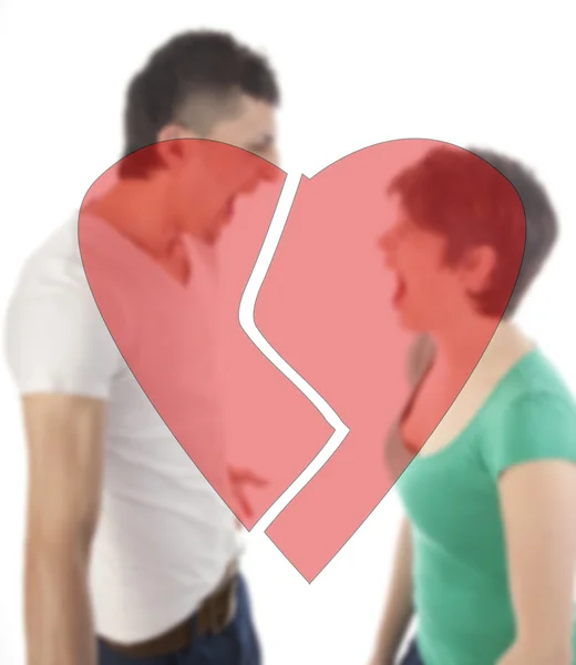 Νεαρός άνδρας και γυναίκα φωνάζει σε μεταξύ τους με σπασμένη καρδιά που απομονώνονται σε λευκό φόντο — Φωτογραφία Αρχείου