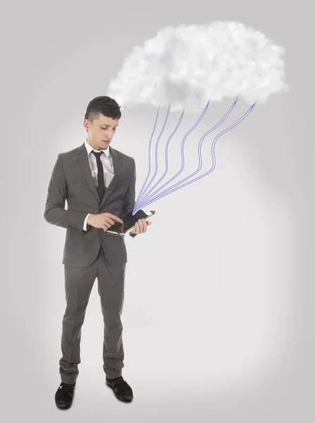Jovem homem de negócios com streaming de dados com nuvem — Fotografia de Stock