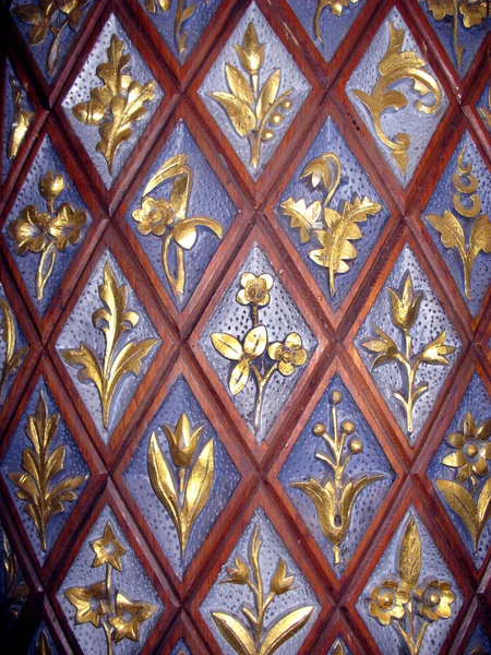 Κοντινό πλάνο σκαλιστά χρυσά λουλούδια στην πόρτα της εκκλησίας — Φωτογραφία Αρχείου