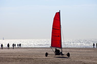 IJmuiden, Hollanda-Mart 20th 2011: Mart 20th 2011 tarihinde Ijmuiden plajında kırmızı yelken ile plaj yelken sepeti (Blokart) 