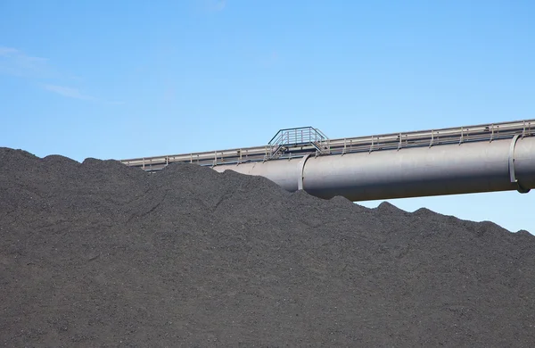 Вид на месторождение черного угля с помощью транспортера — стоковое фото