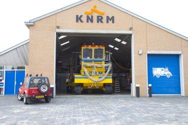 Wijk Aan Zee, Hollanda - 9 Eylül 2015: Araçlar, Knrm Kraliyet Hollanda güvenli koruma şirketi beach yakınındaki konumu Wijk aan Zee adlı