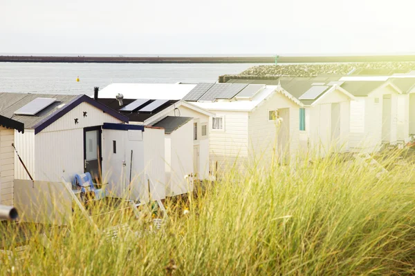 Fila di case sulla spiaggia olandesi con effetto sole caldo — Foto Stock