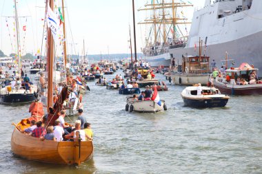 Amsterdam, Hollanda - 22 Ağustos 2015: Rus tallship Sts Mir Amsterdam particiating Avrupa büyük tallship olay yelken 2015 yılında.