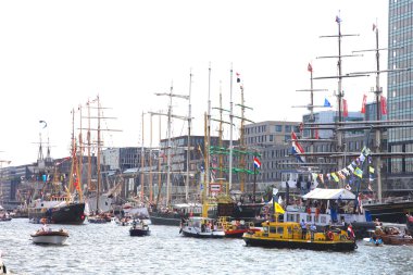 Amsterdam, Hollanda - 22 Ağustos 2015: Rus tallship Sts Mir Amsterdam particiating Avrupa büyük tallship olay yelken 2015 yılında.