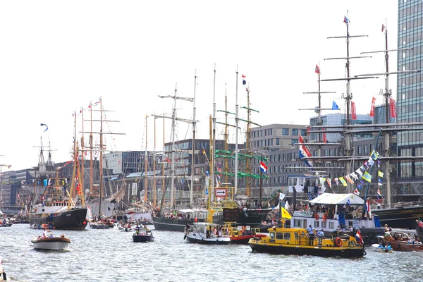 AMESTERDÃO, PAÍSES BAIXOS - 22 DE AGOSTO DE 2015: Tallship russo STS Mir em Amsterdã participando do grande evento europeu SAIL 2015 . — Fotografia de Stock