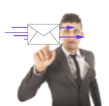 E-posta simgesi beyaz arka plan üzerinde izole olan genç iş adamı