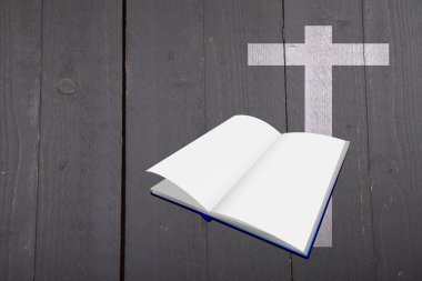 Beyaz İncil ve çarmıhta koyu siyah ahşap arka plan çizimi