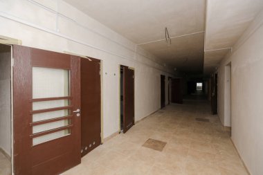 Yarı bitmiş bir eyalette inşaat halindeki bir okulda.
