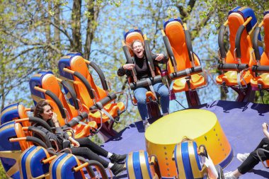 MINSK, BELARUS - 1 EKİM, 2020: Çocuklar lunaparkta gezintiye çıkıyor