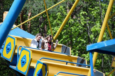 MINSK, BELARUS - 1 EKİM, 2020: Çocuklar lunaparkta gezintiye çıkıyor