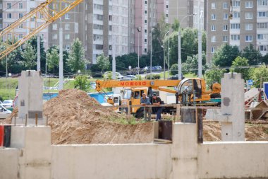 MINSK, BELARUS - 1 Ekim 2020: inşaat halindeki bir binanın şantiyesi