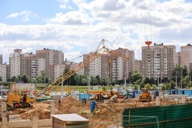 MINSK, BELARUS - 1 Ekim 2020: inşaat halindeki bir binanın şantiyesi