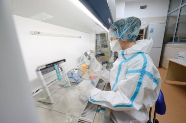MINSK, BELARUS - 1 EKİM, 2020: Coronavirus 'a karşı aşı yapmak, koronavirüs testlerini kontrol etmek