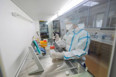 MINSK, BELARUS - 1 EKİM, 2020: Coronavirus 'a karşı aşı yapmak, koronavirüs testlerini kontrol etmek