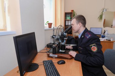 MINSK, BELARUS - 1 EKİM, 2020: kriminolog sahte banknotları inceliyor