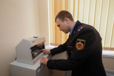 MINSK, BELARUS - 1 EKİM, 2020: kriminolog sahte banknotları inceliyor