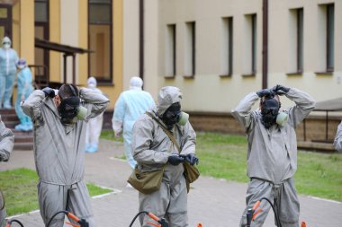 MINSK, BELARUS - 1 EKİM, 2020: Koronavirüsten hastanede koğuşların dezenfekte edilmesi