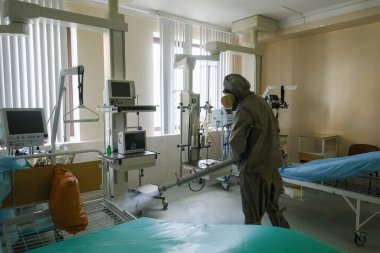 MINSK, BELARUS - 1 EKİM, 2020: Koronavirüsten hastanede koğuşların dezenfekte edilmesi