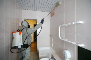 MINSK, BELARUS - 1 EKİM, 2020: Koronavirüsten hastanede koğuşların dezenfekte edilmesi