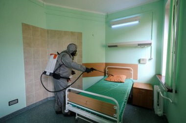 MINSK, BELARUS - 1 EKİM, 2020: Koronavirüsten hastanede koğuşların dezenfekte edilmesi
