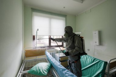 MINSK, BELARUS - 1 EKİM, 2020: Koronavirüsten hastanede koğuşların dezenfekte edilmesi