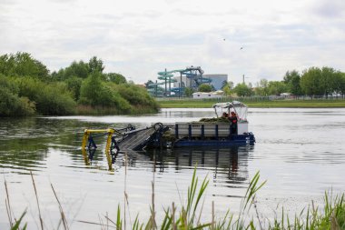 MINSK, BELARUS - 1 EKİM, 2020: şehirdeki nehirde yosun biçme