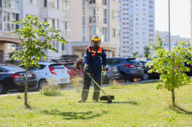 MINSK, BELARUS - 1 EKİM, 2020: bir yerleşim alanının avlusunda çim biçme