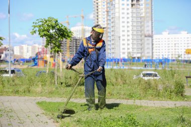 MINSK, BELARUS - 1 EKİM, 2020: bir yerleşim alanının avlusunda çim biçme