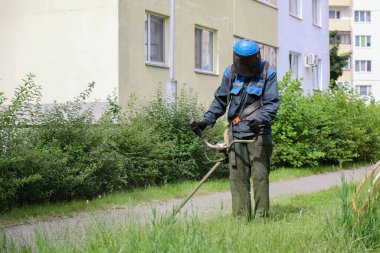 MINSK, BELARUS - 1 EKİM, 2020: oyun alanında çim biçme
