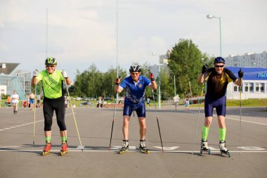 MINSK, BELARUS - 1 EKİM, 2020: yaşlı erkekler paten kayıyor