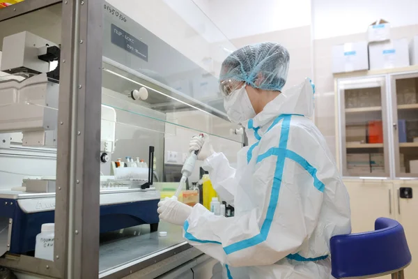 MINSK, BELARUS - 1 EKİM, 2020: Coronavirus 'a karşı aşı yapmak, koronavirüs testlerini kontrol etmek