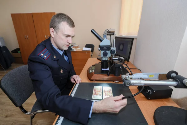 Minsk Belarus Oktober 2020 Kriminologe Untersucht Gefälschte Scheine — Stockfoto