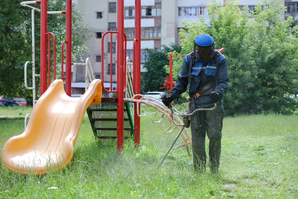 Minsk Belarus Outubro 2020 Cortar Relva Parque Infantil — Fotografia de Stock